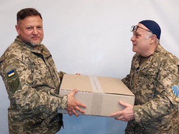 Дрони-бомбери для 100-ої бригади ТрО передав головний рабин України