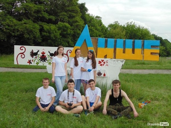 Під Луцьком патріотично розфарбували ще один в'їзний знак. ФОТО