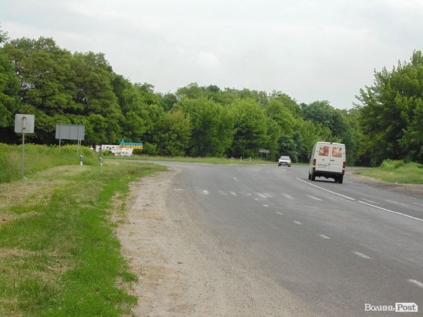 Під Луцьком патріотично розфарбували ще один в'їзний знак. ФОТО