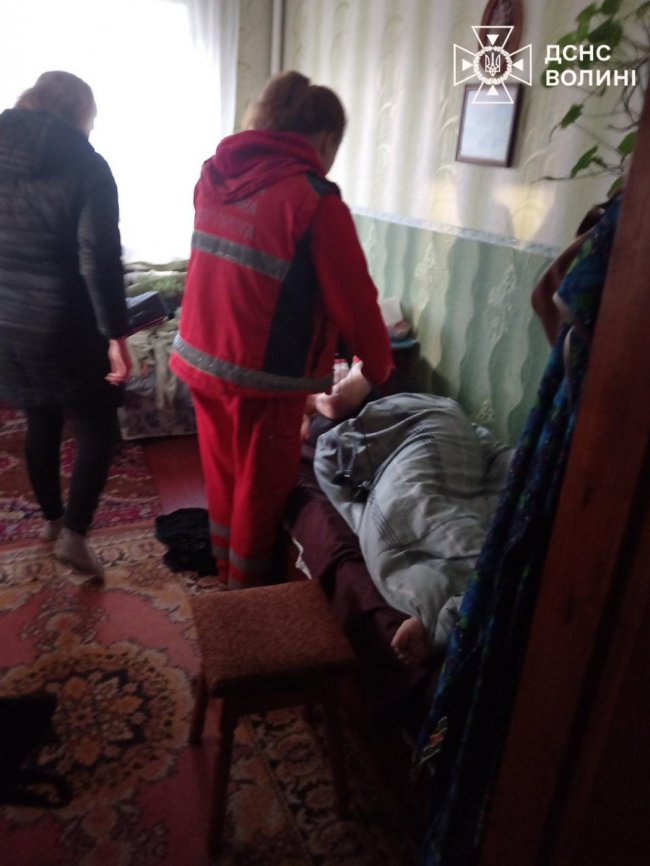 На Волині із закритого будинку визволили пенсіонерку, якій стало погано. ФОТО