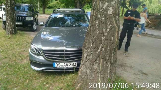 За декілька метрів – велика парковка: у Луцьку автохами паркуються на газонах. ФОТО