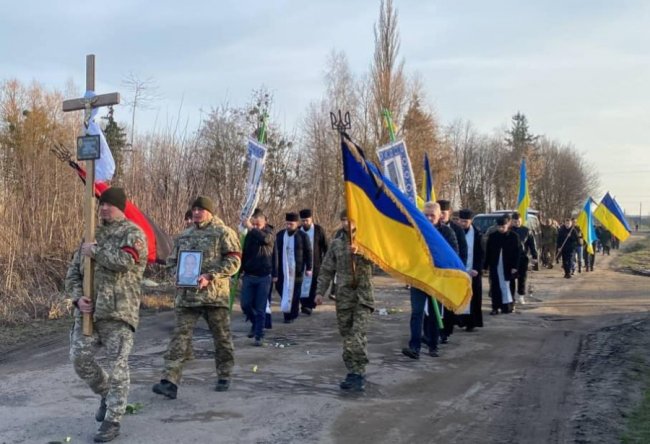 Навіки 44: у селі під Луцьком попрощалися з полеглим Воїном