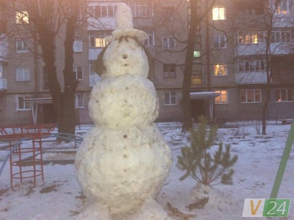 Луцьк: зліпили сніговика висотою 3,5 метра