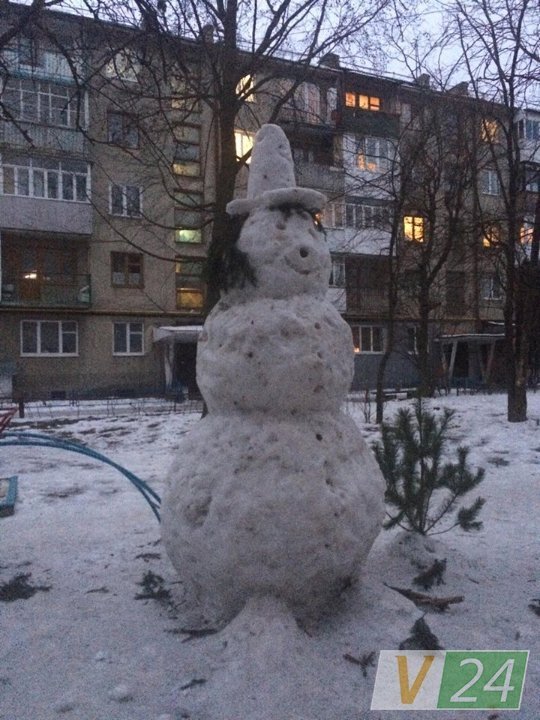 Луцьк: зліпили сніговика висотою 3,5 метра