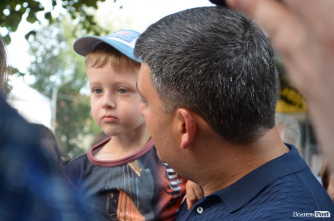 Щастя молодим та селфі-бум: як Гройсман гуляв центром Луцька. ФОТО