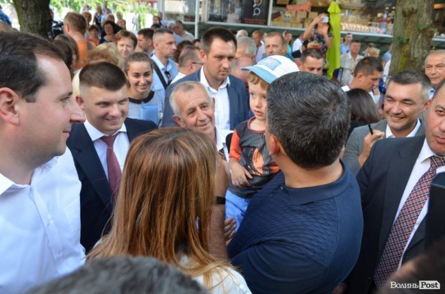 Щастя молодим та селфі-бум: як Гройсман гуляв центром Луцька. ФОТО