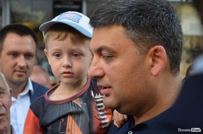 Щастя молодим та селфі-бум: як Гройсман гуляв центром Луцька. ФОТО