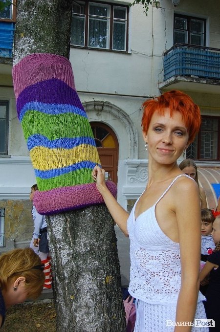 У центрі Луцька «одягли» дерева під музику. ФОТО