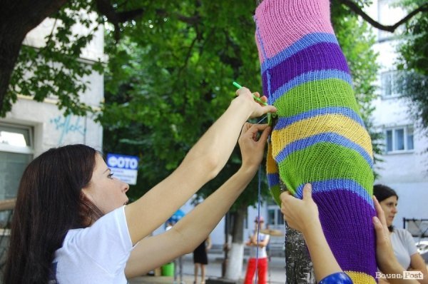 У центрі Луцька «одягли» дерева під музику. ФОТО
