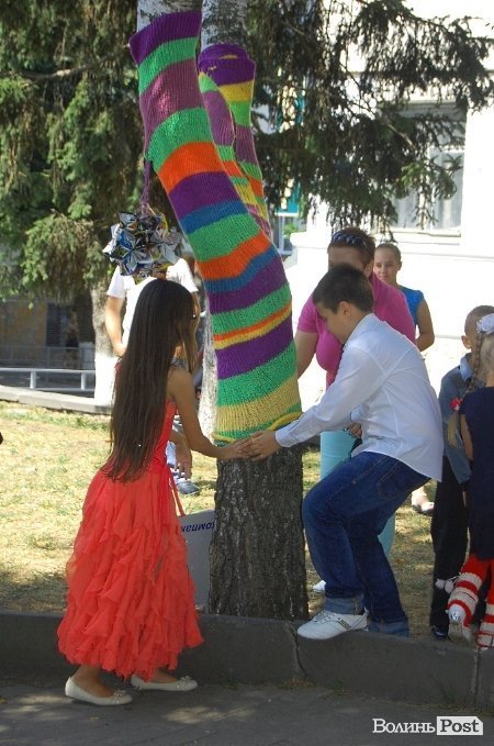 У центрі Луцька «одягли» дерева під музику. ФОТО