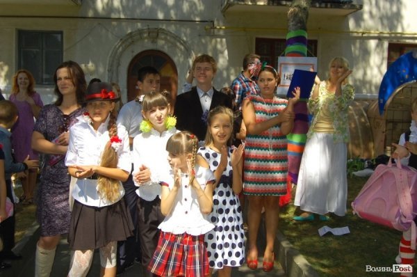 У центрі Луцька «одягли» дерева під музику. ФОТО