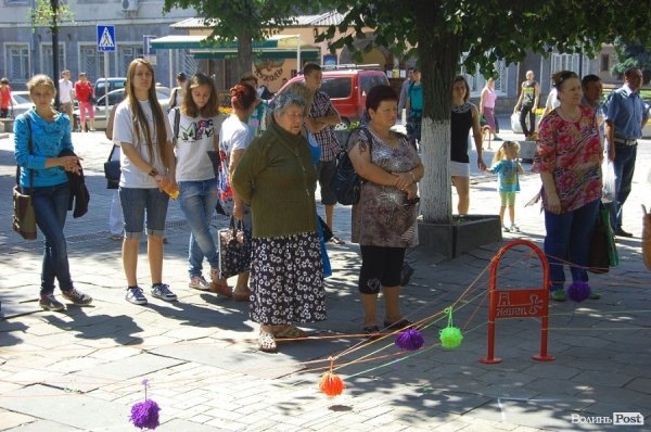 У центрі Луцька «одягли» дерева під музику. ФОТО