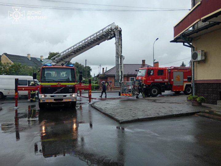 На Волині горіла квартира: рятувальники евакуювали 88-річну жінку