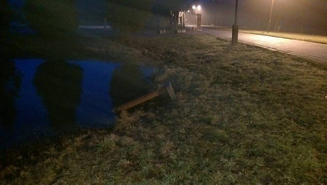 Вандали перевертали лавки у центральному парку Луцька