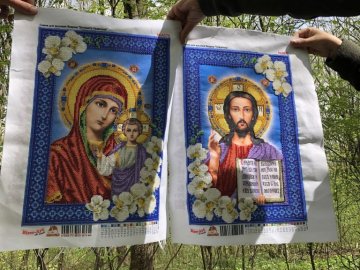 Ікони, картини, сорочки: головний лісничий у Володимирі-Волинському дивує своїми вишивками