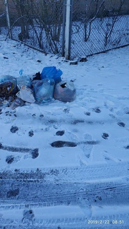 У Луцьку спіймали двох жінок-«зозуль», які підкидали сміття сусідам. ФОТО