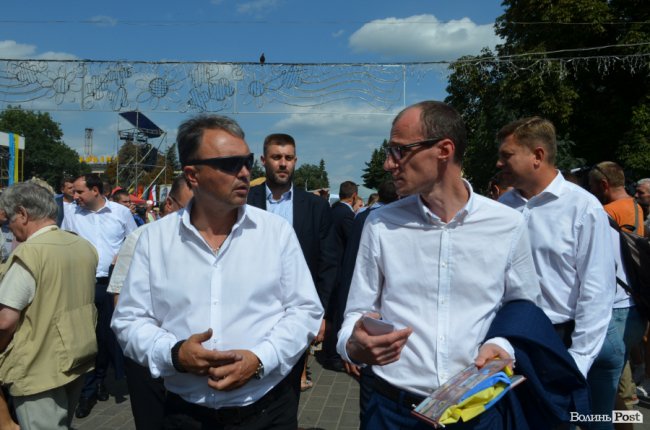 Щастя молодим та селфі-бум: як Гройсман гуляв центром Луцька. ФОТО