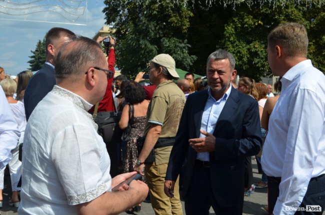 Щастя молодим та селфі-бум: як Гройсман гуляв центром Луцька. ФОТО