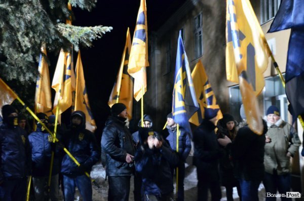 Вогонь та пам'ять: Маневичами пройшла смолоскипна хода на честь Героя