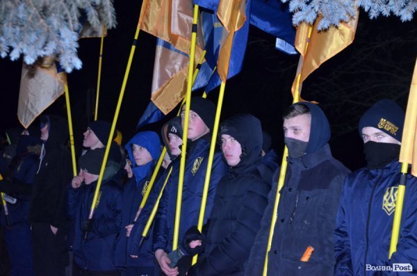 Вогонь та пам'ять: Маневичами пройшла смолоскипна хода на честь Героя