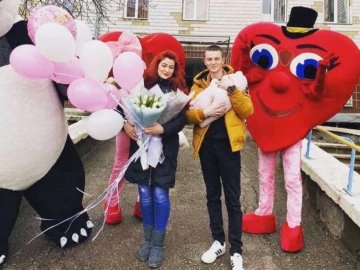 У Рівному чоловік оригінально привітав дружину з народженням доньки. ФОТО