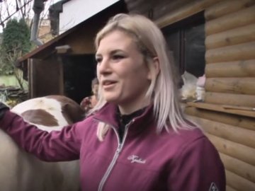 Луцьком катається дівчина верхи на коні. ВІДЕО