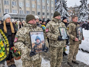 «Ці чоловіки були саме такими – відважними, відданими країні»: у Ковелі попрощалися одразу з трьома Героями