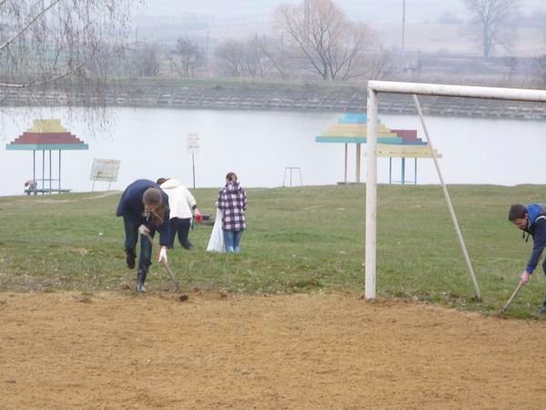 У Нововолинську упорядковували спортмайданчики. ФОТО