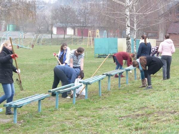 У Нововолинську упорядковували спортмайданчики. ФОТО