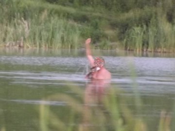 Чинив опір та шарпав інспектора за одяг: на Волині затримали рибного браконьєра