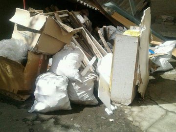 Недобросовісні лучани викидають будівельне сміття просто на вулиці. ФОТО