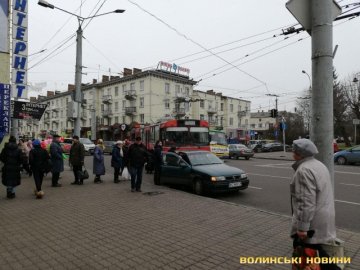 У центрі Луцька трапилася аварія за участю тролейбуса та автомобіля 