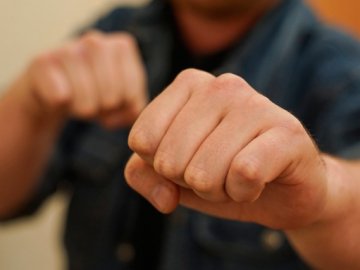 У селі на Волині чоловік побив односельця: постраждалий – у лікарні