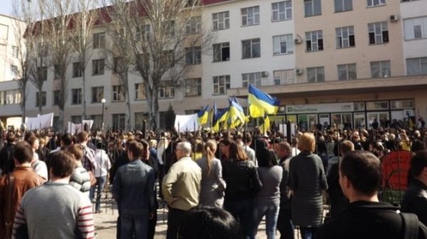 У Луганську вийшли на мітинг за єдність України. ФОТО