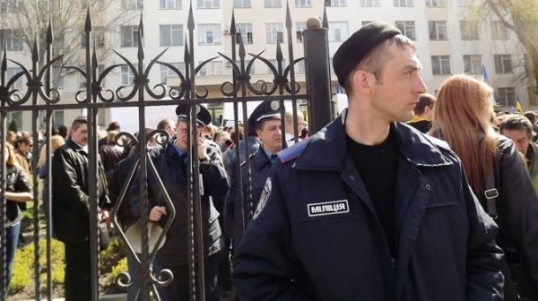 У Луганську вийшли на мітинг за єдність України. ФОТО