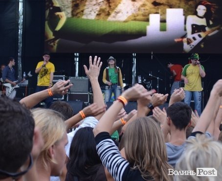 Виступає луцький гурт ФлайzZzа