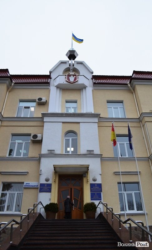 Біля мерії Луцька вивісили прапор Євросоюзу. ФОТО