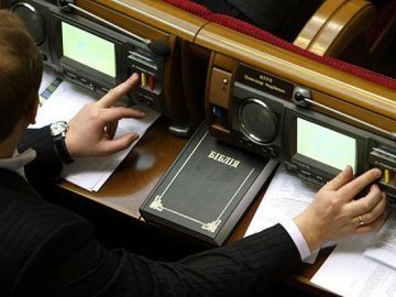 Янукович підписав закон про відмову від «кнопкодавства»