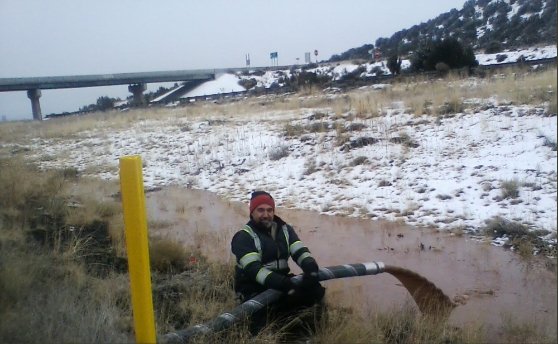 Солодка річка: у США перевернулася автоцистерна з шоколадом. ФОТО