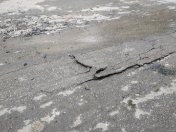 У місті на Волині дорожники, доки латали одну ділянку дороги – потрощили іншу. ФОТО