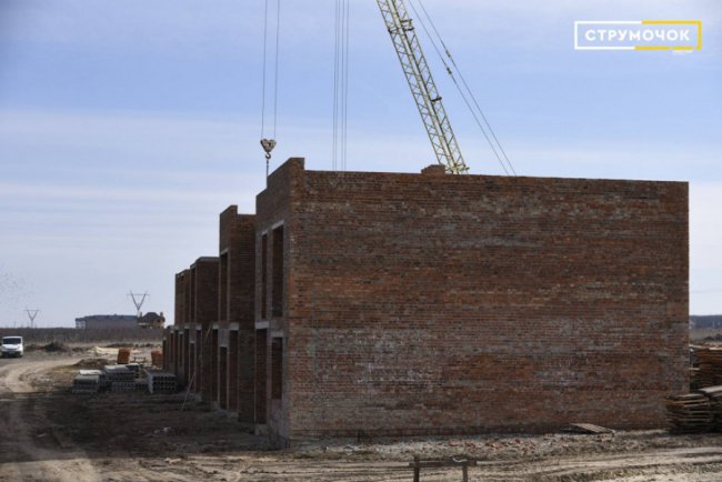 У ЖК «Струмочок» біля Луцька перша секція таунхаусів готова на 40%. ФОТО*