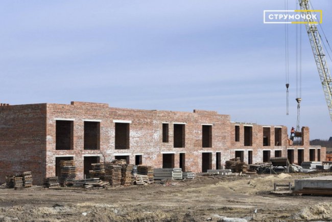 У ЖК «Струмочок» біля Луцька перша секція таунхаусів готова на 40%. ФОТО*