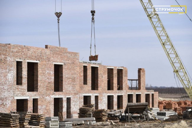 У ЖК «Струмочок» біля Луцька перша секція таунхаусів готова на 40%. ФОТО*