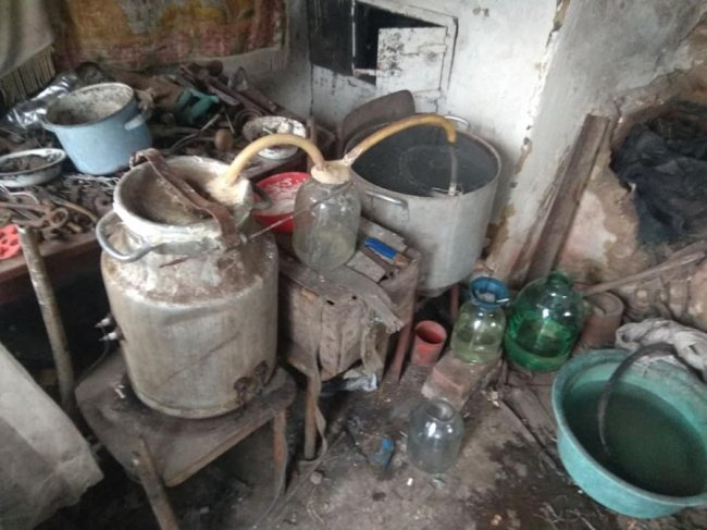 У районі на Волині поліцейські вилучили 40 літрів браги та вилили на землю. ФОТО