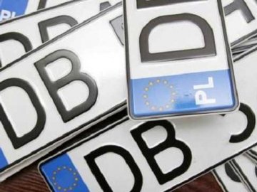 Власники авто на єврономерах подали до суду на уряд