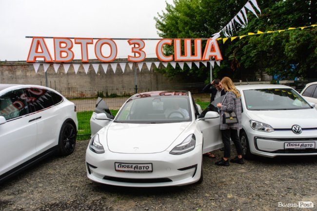 У Луцьку відкрили перший сервіс з продажу електромобілів*