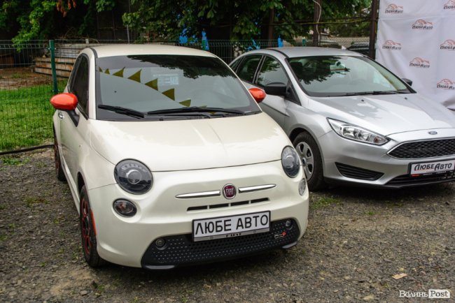 У Луцьку відкрили перший сервіс з продажу електромобілів*