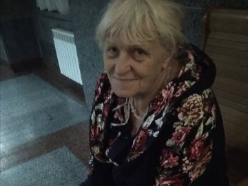 На луцькому вокзалі сидить бабуся: просять впізнати. ФОТО