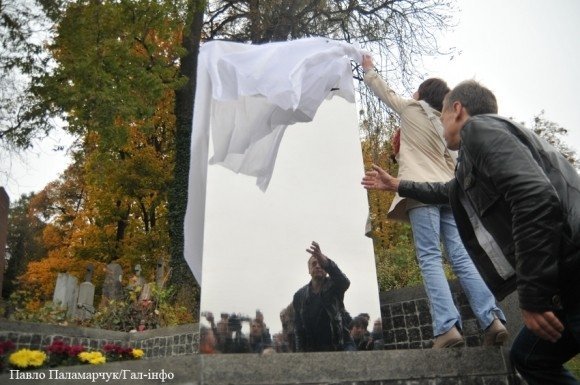 У Львові встановили пам’ятник Кузі з «Гадюкіних». ФОТО
