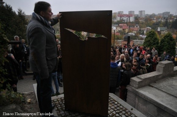 У Львові встановили пам’ятник Кузі з «Гадюкіних». ФОТО